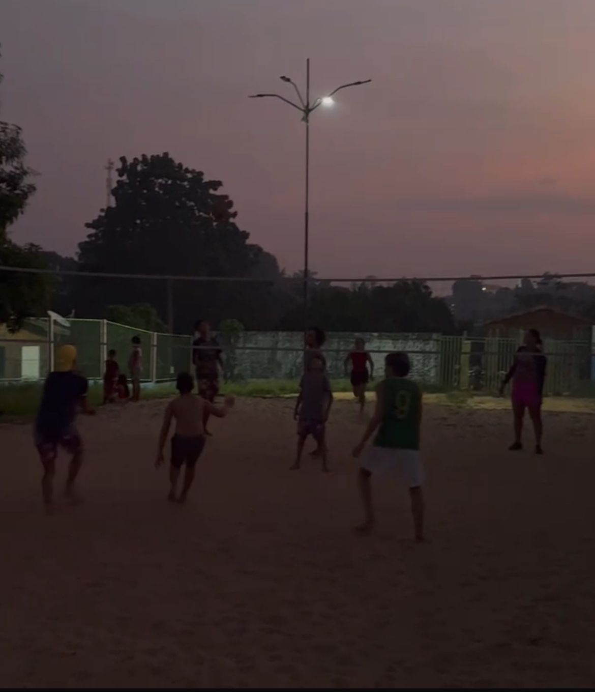 Jovens do Grupo “Vôlei Porcaria” Fazem Petição por Iluminação no Campo Esportivo de Beruri