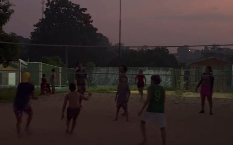 Jovens do Grupo “Vôlei Porcaria” Fazem Petição por Iluminação no Campo Esportivo de Beruri